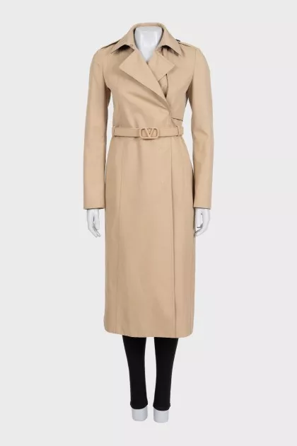 Fitted coat with a belt