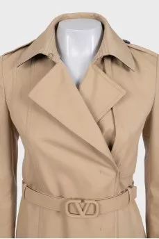 Fitted coat with a belt