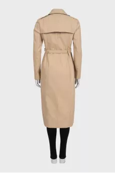 Fitted coat with a belt
