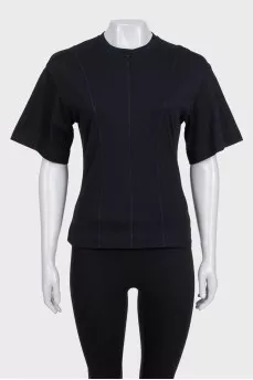 Fitted T-shirt decorated with seams