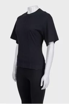 Fitted T-shirt decorated with seams