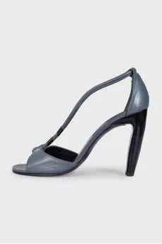 Leather sandals with an accent heel
