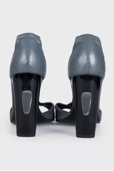Leather sandals with an accent heel