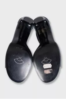 Leather sandals with an accent heel