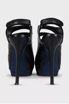 Leather sandals with velcro