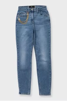 Skinny blue jeans with a gold chain