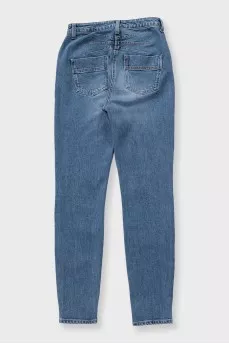 Skinny blue jeans with a gold chain