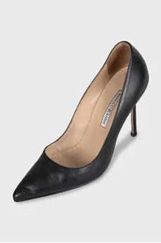 Black pumps