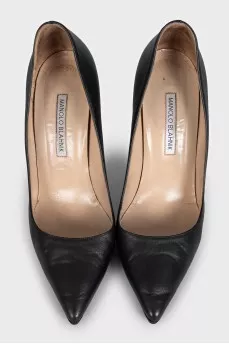 Black pumps