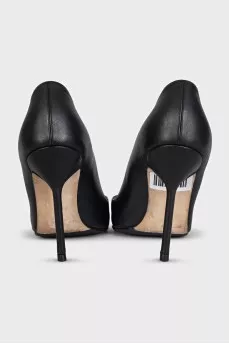 Black pumps