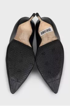 Black pumps