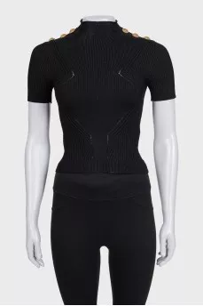 Slim-fitting t-shirt with buttons on the shoulders