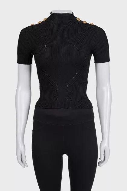 Slim-fitting t-shirt with buttons on the shoulders