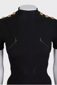 Slim-fitting t-shirt with buttons on the shoulders