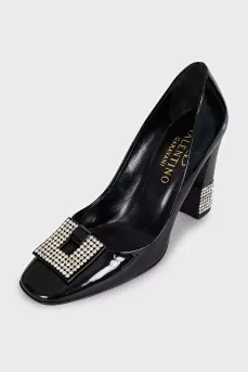 Patent leather shoes decorated with rhinestones