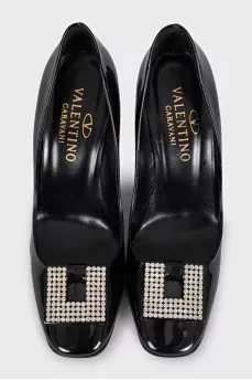 Patent leather shoes decorated with rhinestones