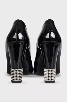 Patent leather shoes decorated with rhinestones