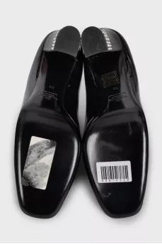 Patent leather shoes decorated with rhinestones