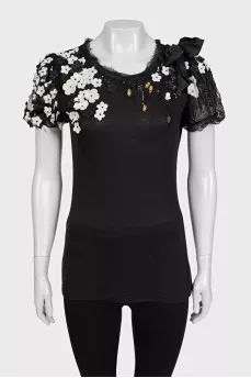 A straight T-shirt decorated with crystals and sequins
