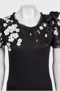 A straight T-shirt decorated with crystals and sequins