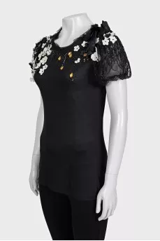 A straight T-shirt decorated with crystals and sequins