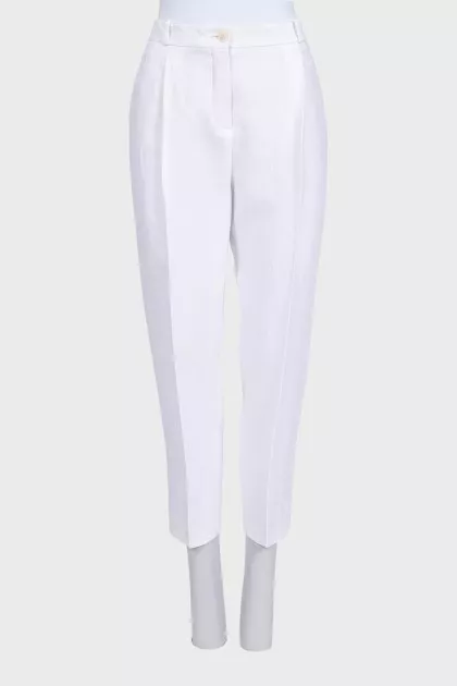 White tapered trousers with a zipper