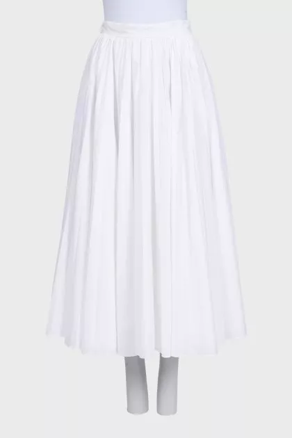 Voluminous white pleated skirt