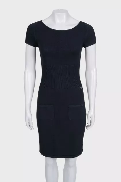 Fitted dress with a round neckline