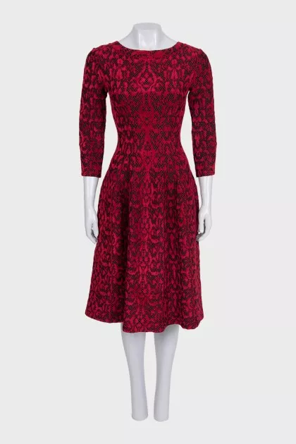 Fitted black dress with a voluminous print