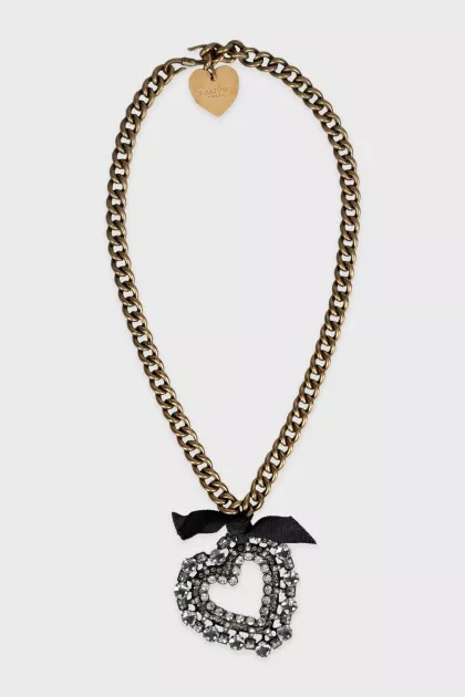 A voluminous necklace decorated with crystals