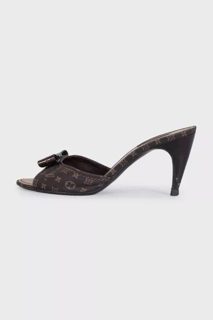 Brown heeled mules with a signature print