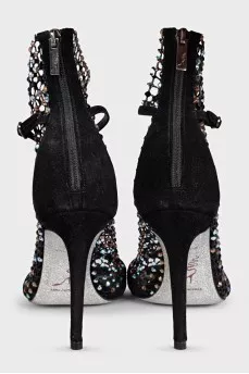 Черные ботильоны на каблуке декорированы стразами