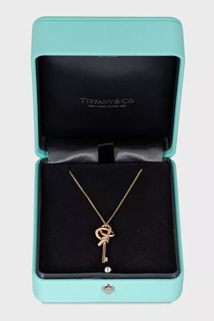 Gold pendant decorated with diamonds