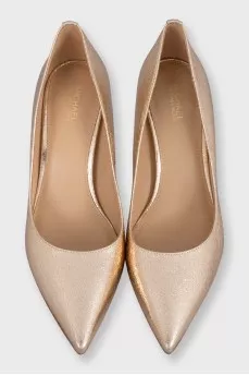 Leather shiny shoes with gold heels