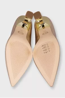 Leather shiny shoes with gold heels