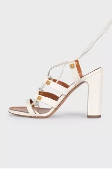 Белые кожаные босоножки с завязками Rockstud
