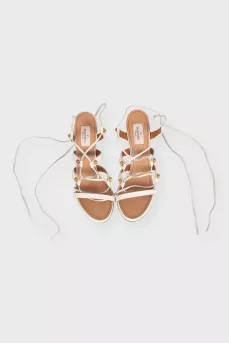 Белые кожаные босоножки с завязками Rockstud