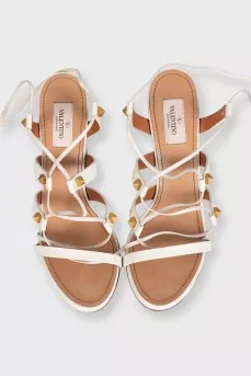 Белые кожаные босоножки с завязками Rockstud