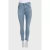 Голубые джинсы на пуговицах с бахромой