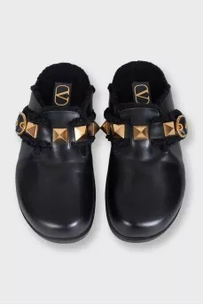 Insulated clogs with spikes