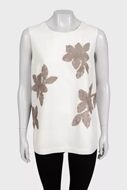 Beige short-sleeved blouse decorated with sequins
