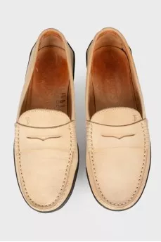 Beige moccasins with manual stitch