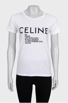 White straight-cut T-shirt with logo and tag