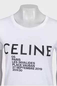White straight-cut T-shirt with logo and tag