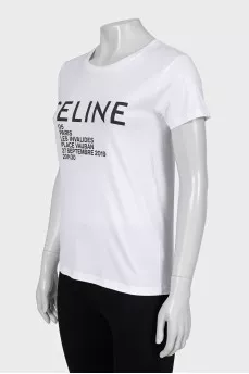 White straight-cut T-shirt with logo and tag