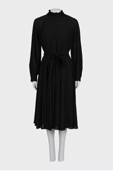 Fitted dress with a high collar with a tag