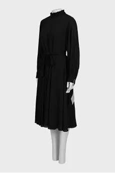 Fitted dress with a high collar with a tag