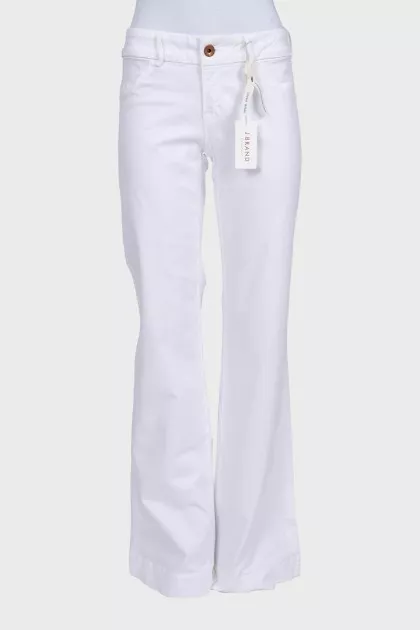 White flared trousers with a mid-rise