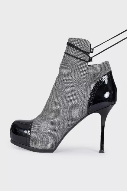 Ankle boots with heels and laces