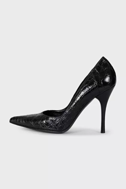 Black leather embossed pumps